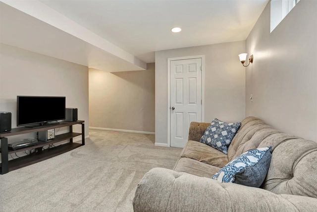 143 OLDE SCHOOL ROAD, Neenah, WI 54956