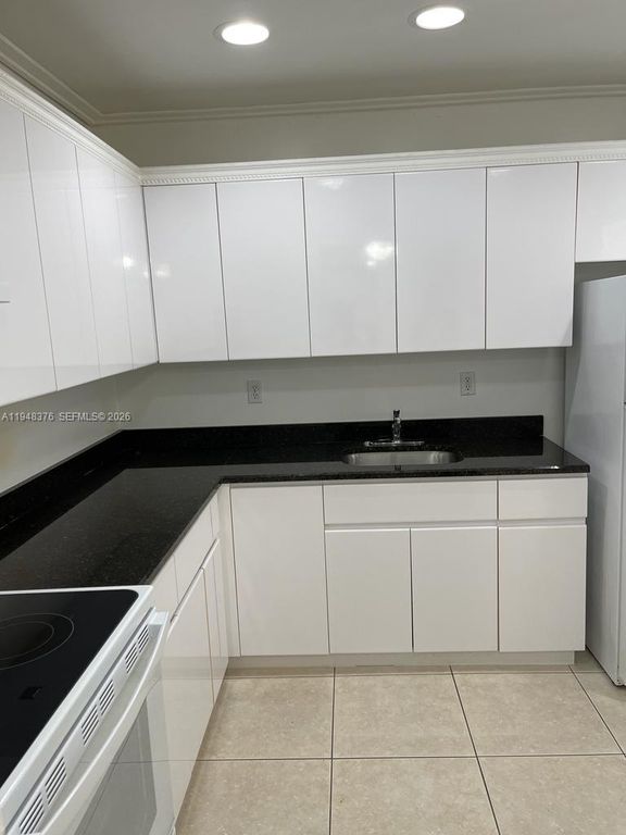 724 NE 4th St 12, Hallandale Beach, FL 33009