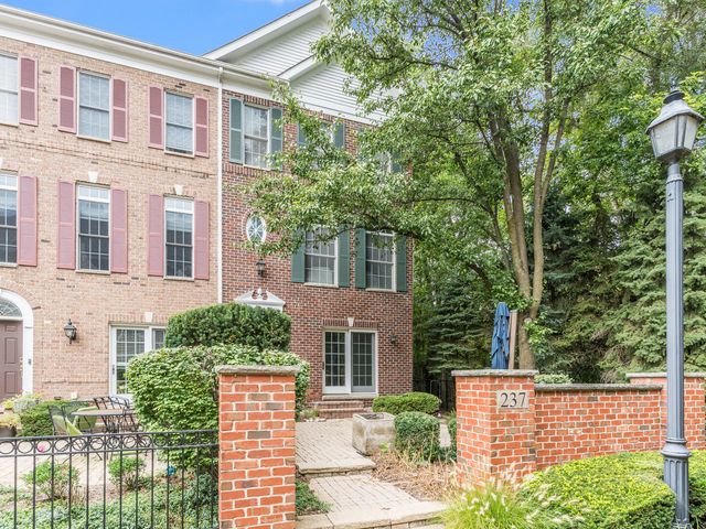 237 Box Car Drive, Naperville, IL 60540