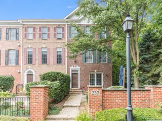 237 Box Car Drive, Naperville, IL 60540