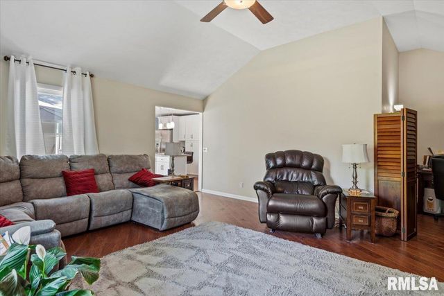 23 CIRCLE Drive, Rochester, IL 62563