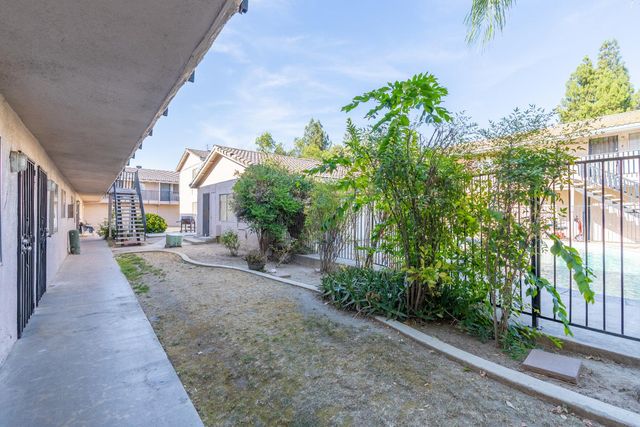 1905 E Pontiac Way, Fresno, CA 93726