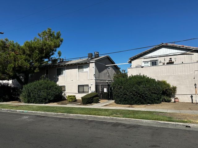 1905 E Pontiac Way, Fresno, CA 93726