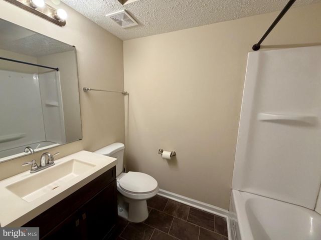7 KENWOOD DR, Sicklerville, NJ 08081