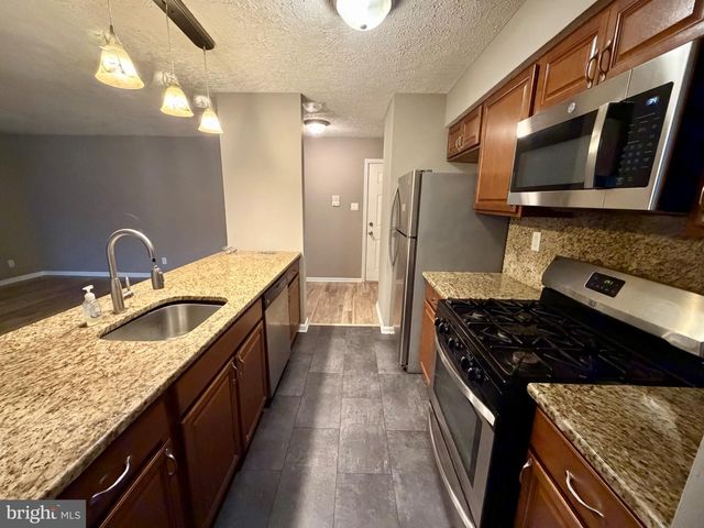 7 KENWOOD DR, Sicklerville, NJ 08081