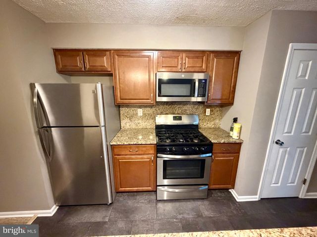 7 KENWOOD DR, Sicklerville, NJ 08081