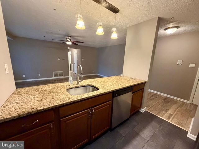 7 KENWOOD DR, Sicklerville, NJ 08081