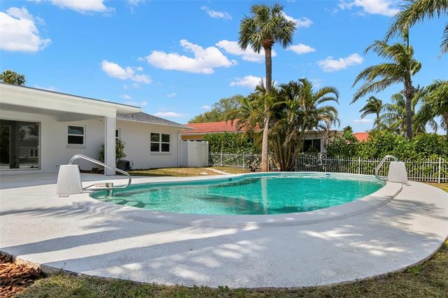 3945 VERSAILLES DRIVE, Tampa, FL 33634