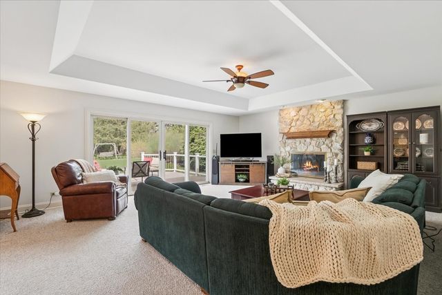 2496 Emerald Lane, Lindenhurst, IL 60046