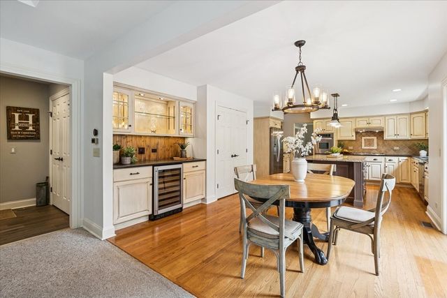 2496 Emerald Lane, Lindenhurst, IL 60046