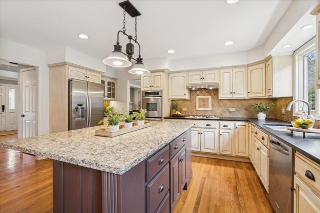 2496 Emerald Lane, Lindenhurst, IL 60046