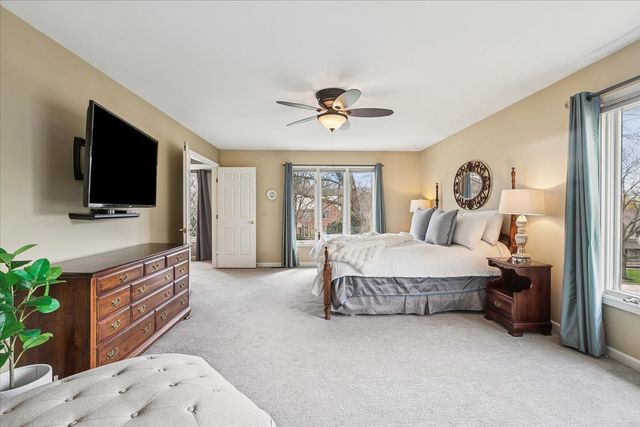 2496 Emerald Lane, Lindenhurst, IL 60046