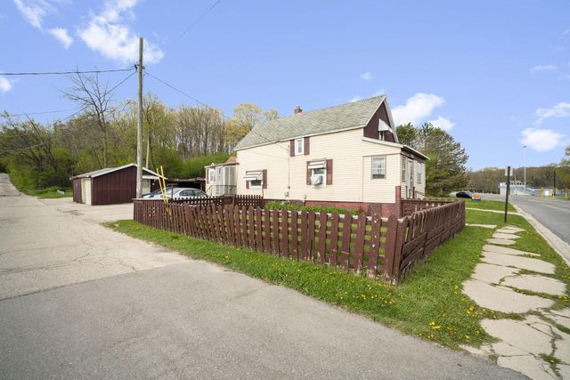 831 Silverbrook DRIVE, West Bend, WI 53090