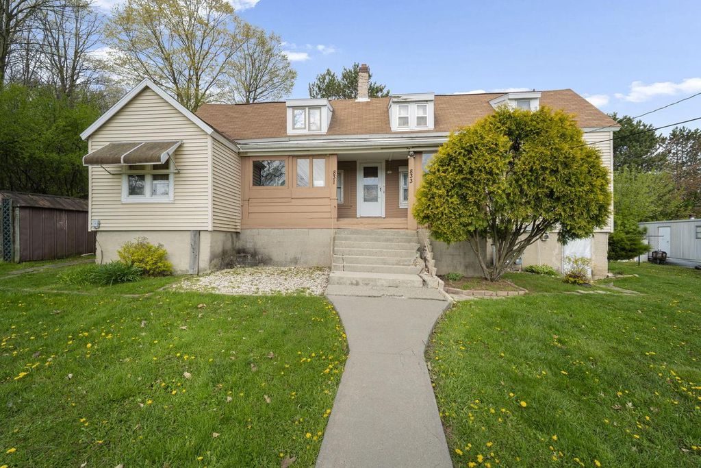 831 Silverbrook DRIVE, West Bend, WI 53090