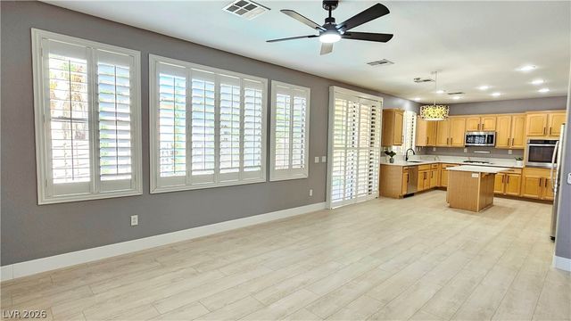 326 Carlisle Crossing Street, Las Vegas, NV 89138