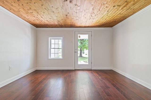210 Westover Dr, Columbia, TN 38401