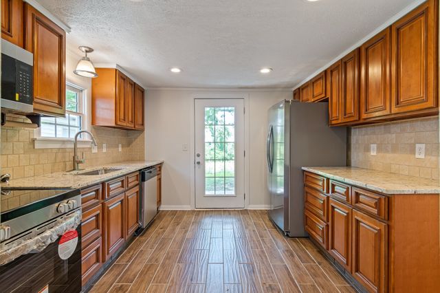 210 Westover Dr, Columbia, TN 38401
