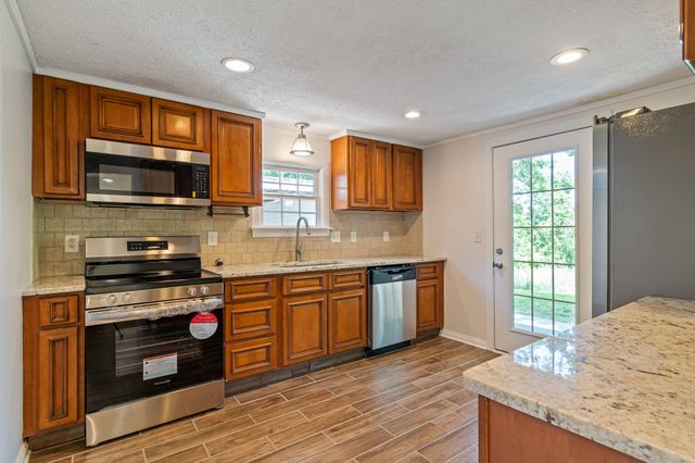 210 Westover Dr, Columbia, TN 38401