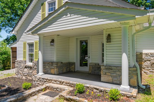 210 Westover Dr, Columbia, TN 38401