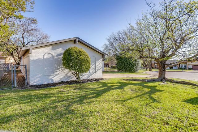 714 San Carlos Drive, Grand Prairie, TX 75051