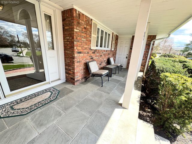 27 Cedar Street, Syosset, NY 11791