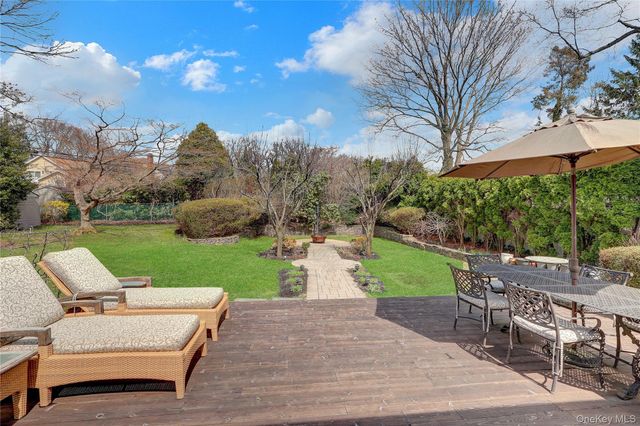 27 Cedar Street, Syosset, NY 11791