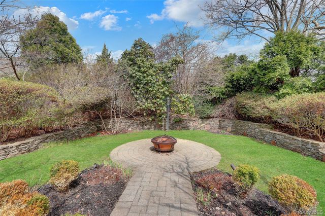 27 Cedar Street, Syosset, NY 11791