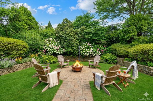 27 Cedar Street, Syosset, NY 11791