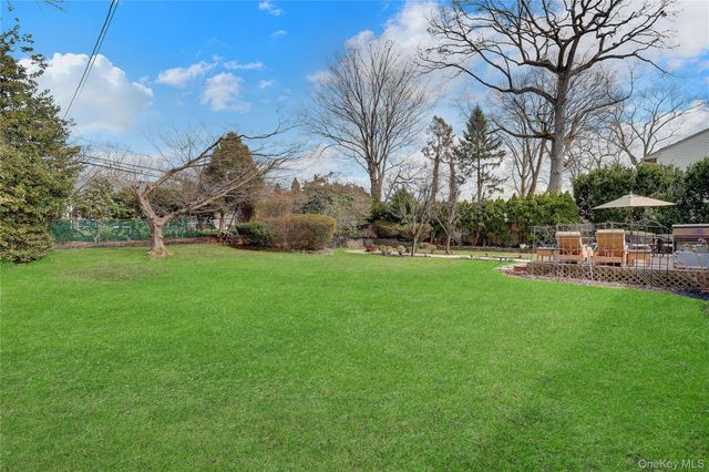 27 Cedar Street, Syosset, NY 11791