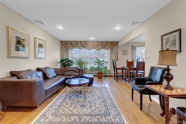27 Cedar Street, Syosset, NY 11791