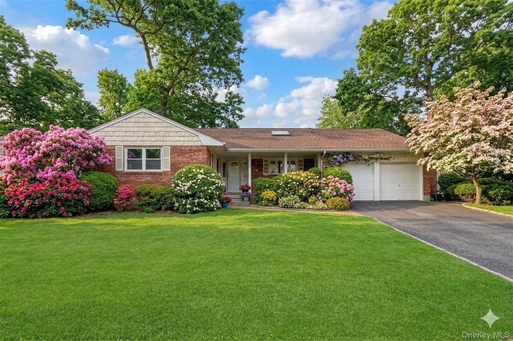 27 Cedar Street, Syosset, NY 11791