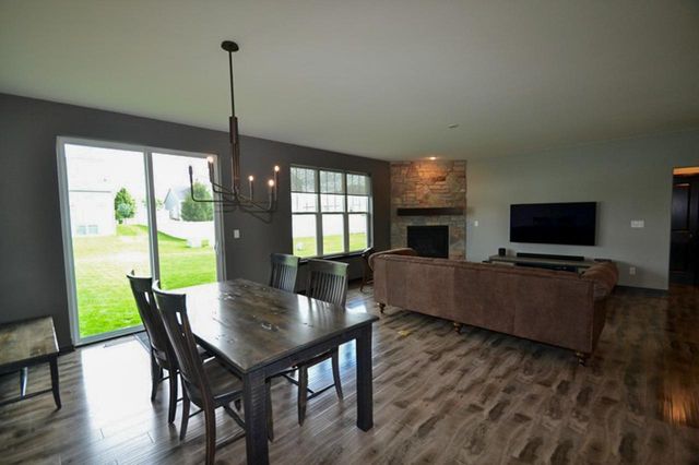 3558 Howell Oaks DRIVE, Waukesha, WI 53188