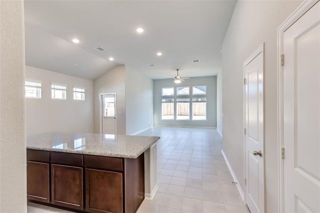 325 Diamondleaf DR, Buda, TX 78610