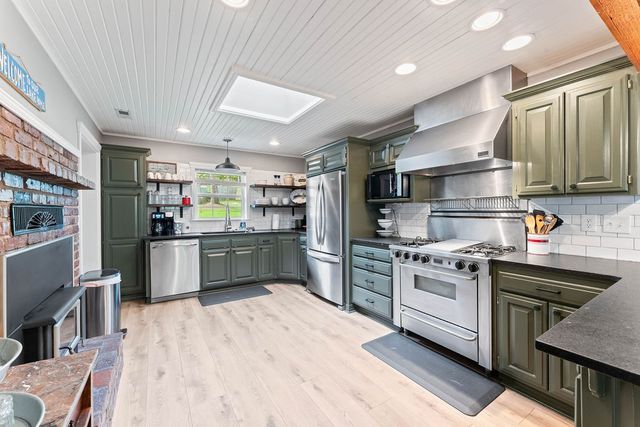 10135 Elizabeth Drive, Rogers, AR 72756