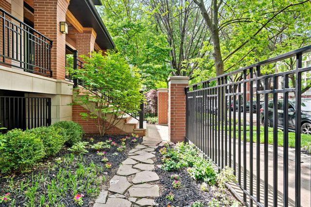 2705 N Bosworth Avenue, Chicago, IL 60614