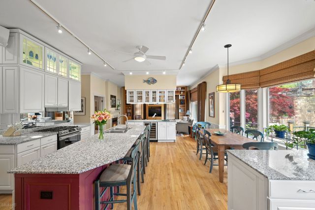2705 N Bosworth Avenue, Chicago, IL 60614