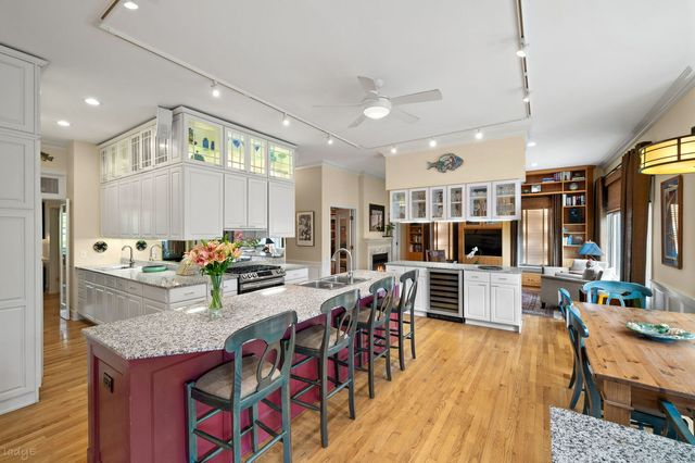 2705 N Bosworth Avenue, Chicago, IL 60614