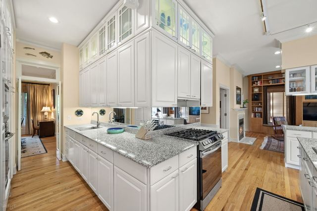 2705 N Bosworth Avenue, Chicago, IL 60614
