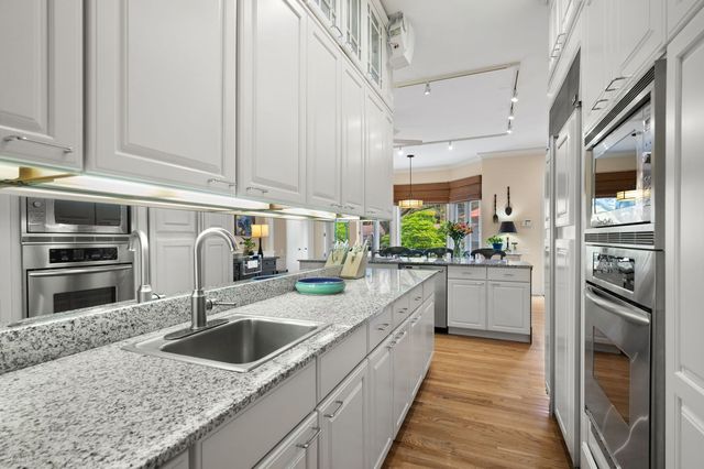2705 N Bosworth Avenue, Chicago, IL 60614