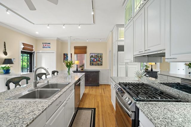 2705 N Bosworth Avenue, Chicago, IL 60614