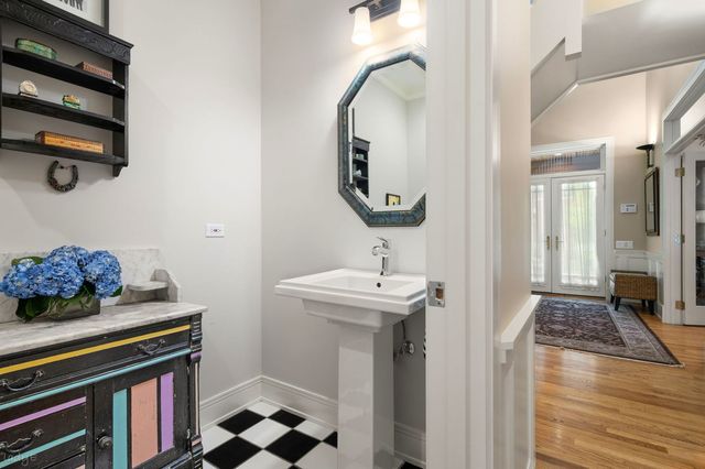 2705 N Bosworth Avenue, Chicago, IL 60614