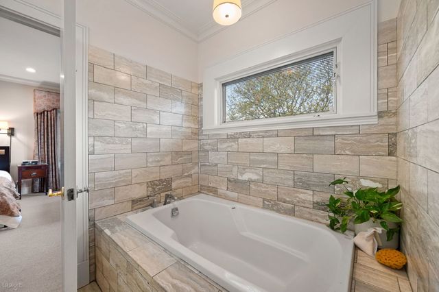2705 N Bosworth Avenue, Chicago, IL 60614