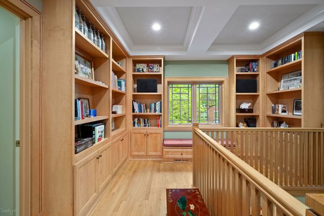 2705 N Bosworth Avenue, Chicago, IL 60614