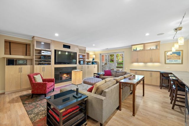 2705 N Bosworth Avenue, Chicago, IL 60614