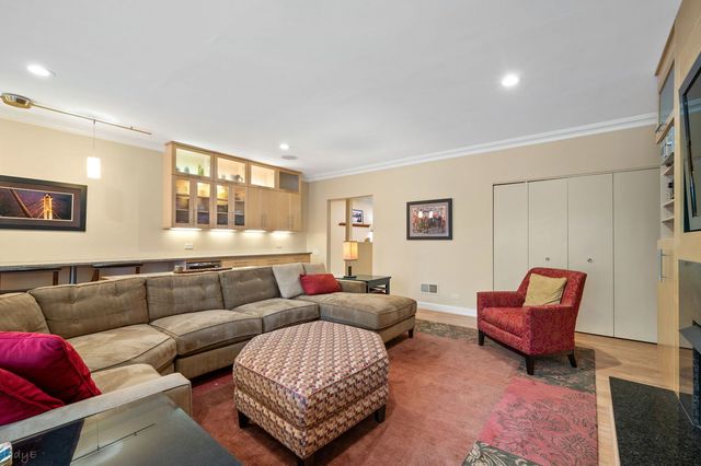 2705 N Bosworth Avenue, Chicago, IL 60614