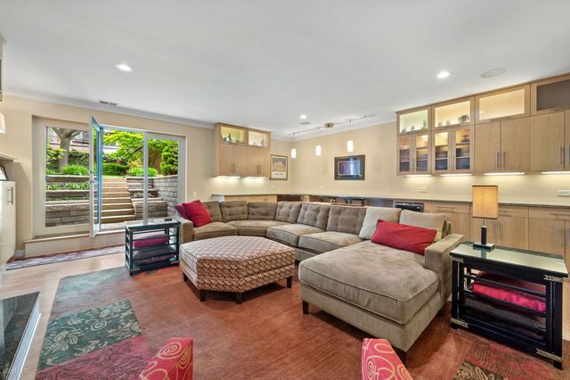 2705 N Bosworth Avenue, Chicago, IL 60614