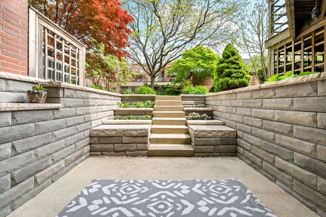 2705 N Bosworth Avenue, Chicago, IL 60614