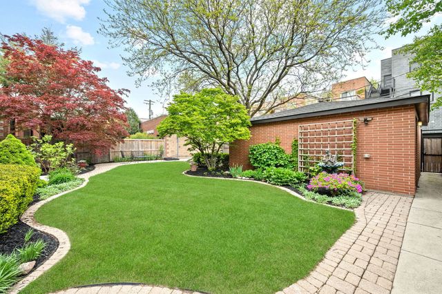 2705 N Bosworth Avenue, Chicago, IL 60614