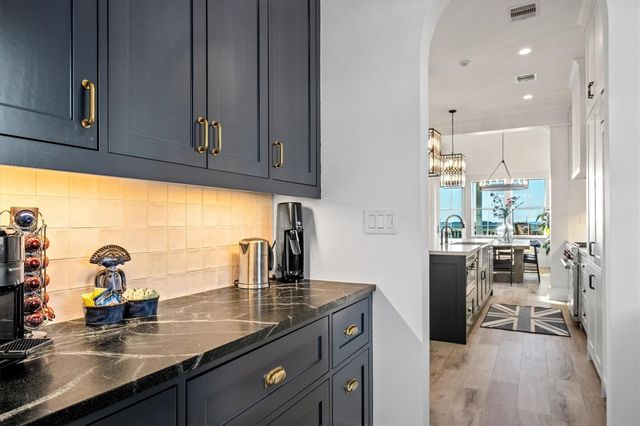 2646 E Seaside Drive, Galveston, TX 77550