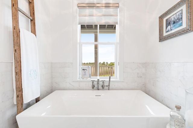 2646 E Seaside Drive, Galveston, TX 77550